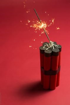 다이너마이트-도화선이-점점-타들어가-폭발-직전의-모습