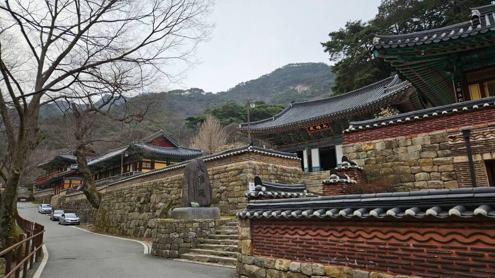 공주 동학사 : 천년의 역사와 계룡산 자연이 어우러진 한국 대표 사찰