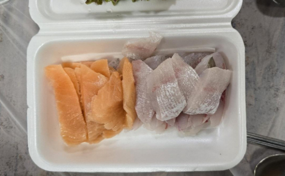 부산 자갈치시장을 방문했다는 한 관광객이 바가지요금에 당했다고 주장하면서 공개한 자신이 구매한 10만원어치 회 사진. [사진=온라인 커뮤니티]