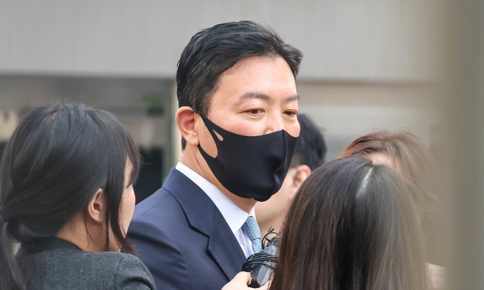 윤석열 대통령 체포 방해 혐의를 받는 김성훈 대통령경호처 차장이 지난달 21일 서울 마포구 서울서부지법에서 구속 전 피의자 심문(영장실질심사)을 받으려고 법정으로 향하며 취재진의 질문에 답하고 있다. 공동취재사진