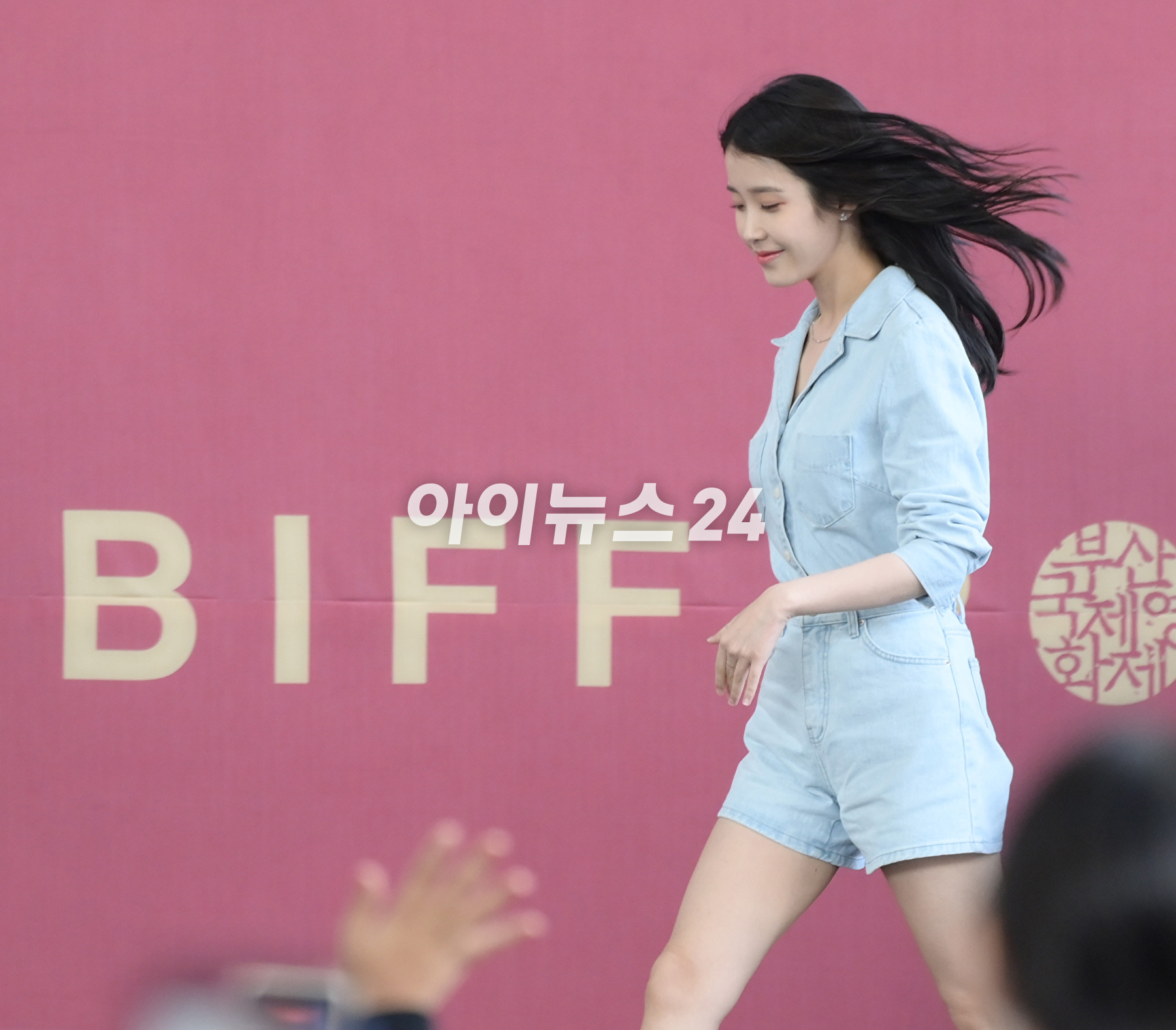 배우 이지은(아이유)이 8일 오후 부산 해운대구 영화의전당 야외무대에서 열린 제27회 부산국제영화제(BIFF) '브로커' 오픈토크 행사에 참석하고 있다. [사진=정소희 기자]