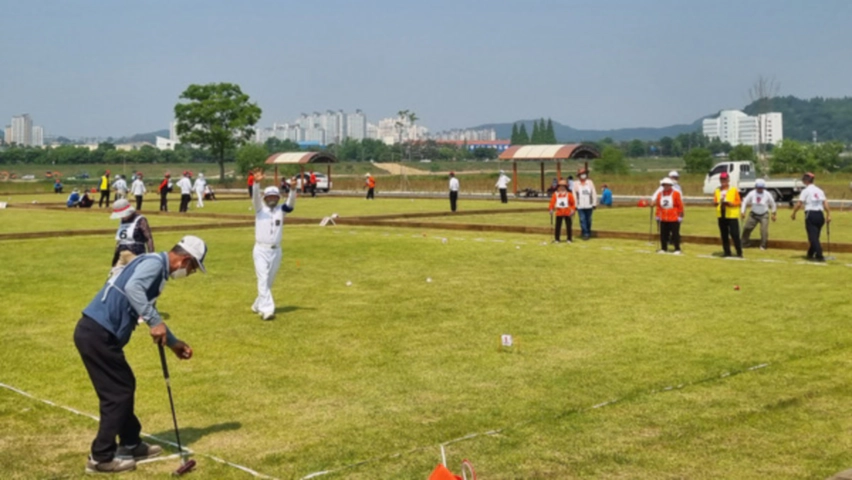 어르신이 게이트볼 하는 모습