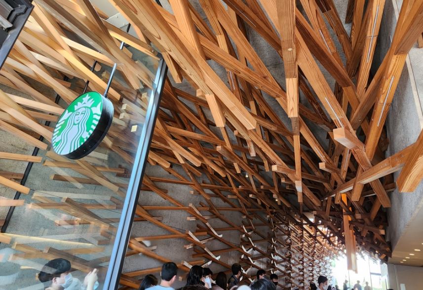 후쿠오카-여행-다자이후-스타벅스-오모테산도점-내부-줄