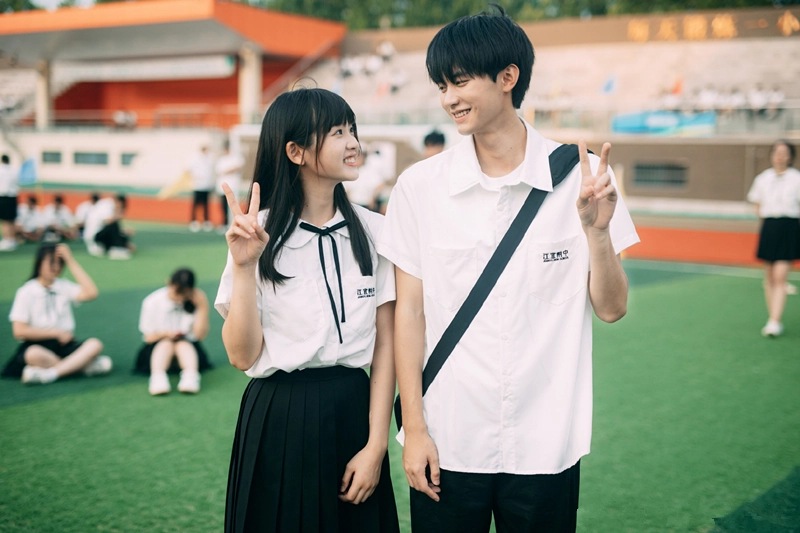 서로를-보고-웃고-있는-교복-입은-당아비분향니-주인공-사진