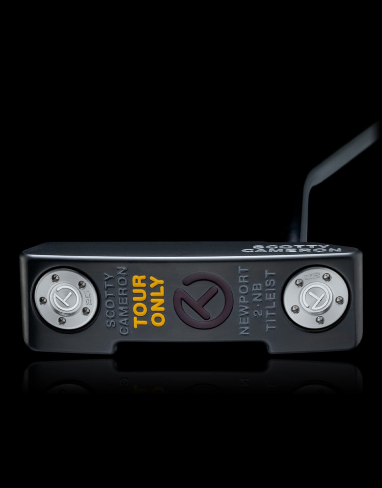 Scotty Cameron Select Newport 2 NB Tour Black 퍼터의 바닥면, TOUR ONLY 노란 텍스트와 서클 T 로고가 특징적인 투어 전용 디자인