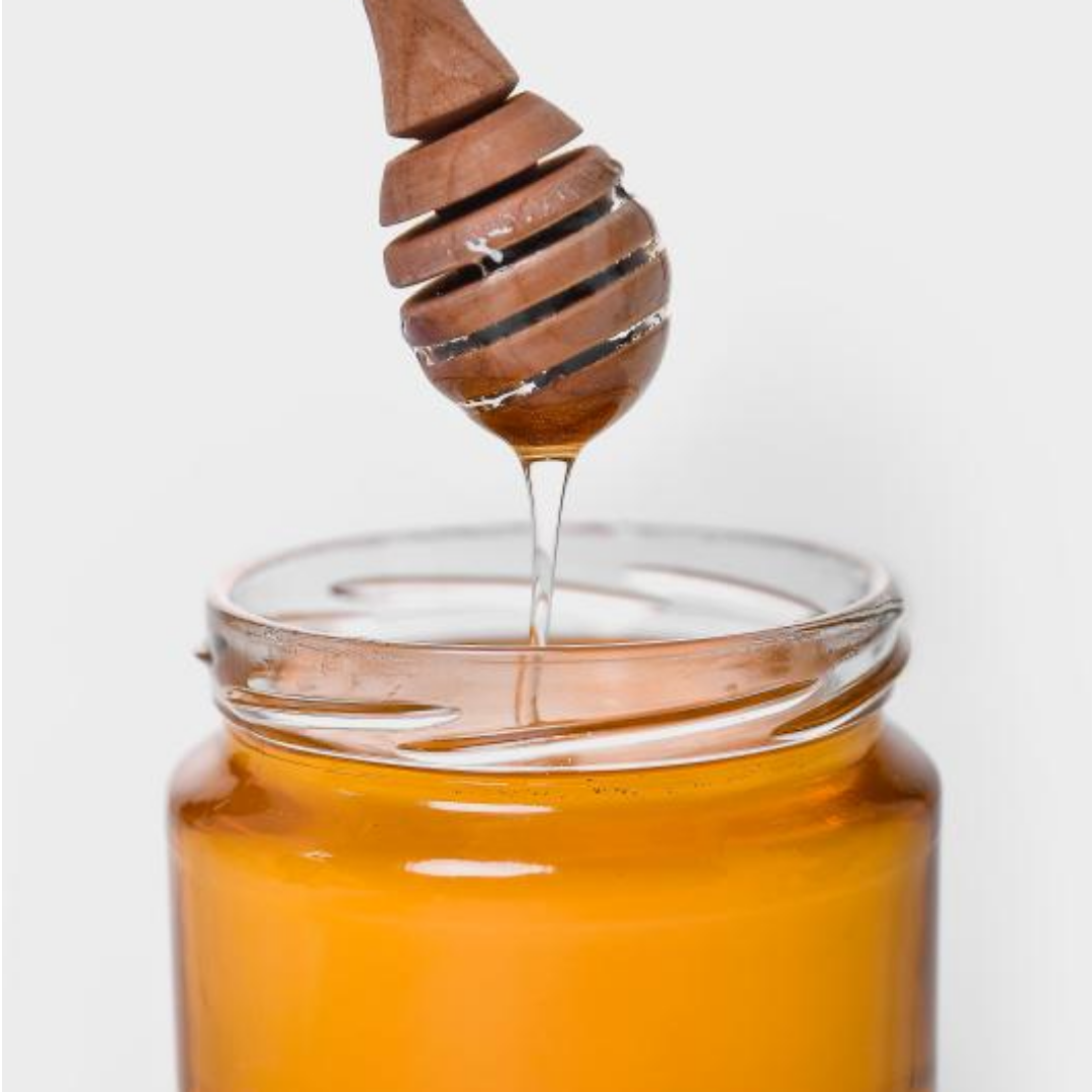 통 안에 꿀이 들어있다.