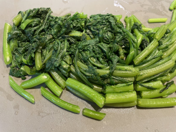 데친 쑥갓 먹기 좋은 크기로 자르기