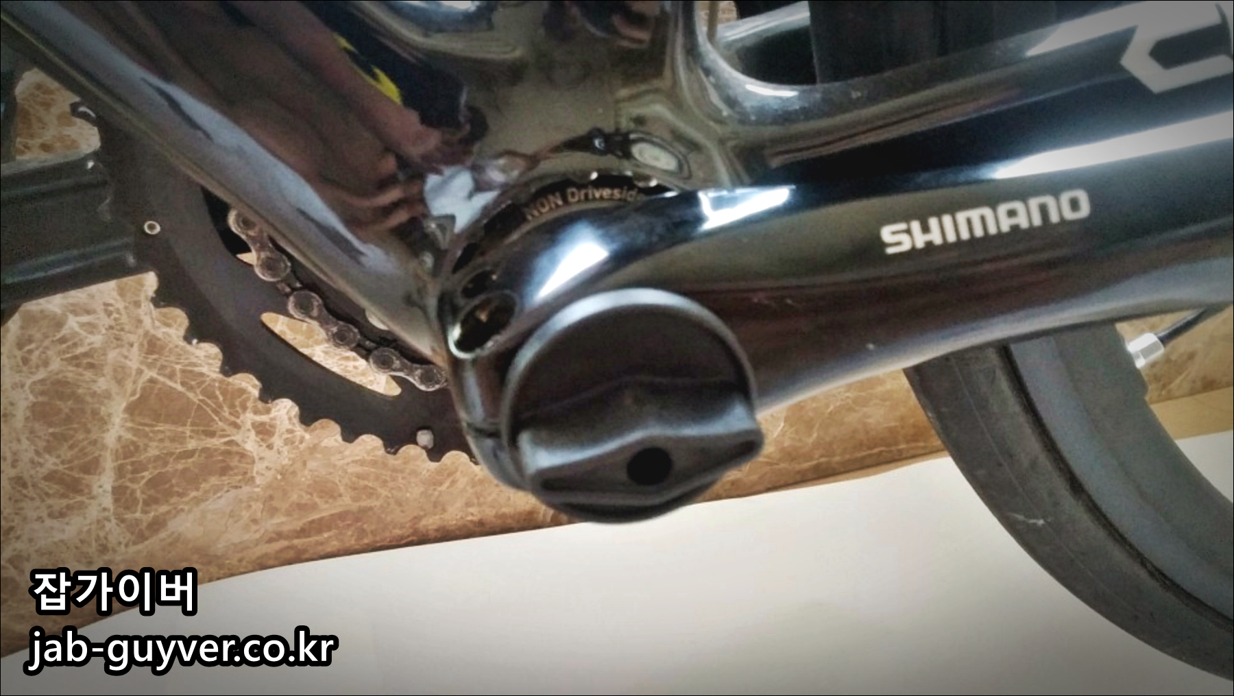 더스크캡 리무버로 크랭크 캡 풀기