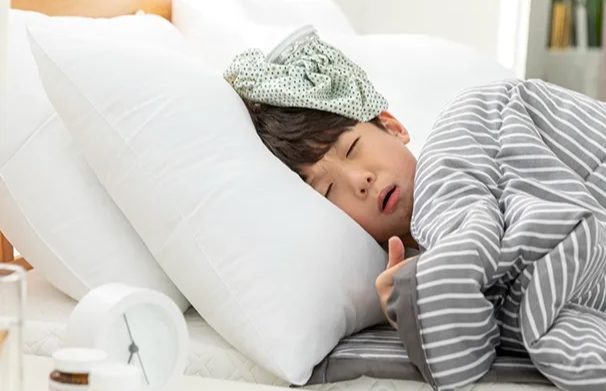 침대에 누워 고통스런 이미지