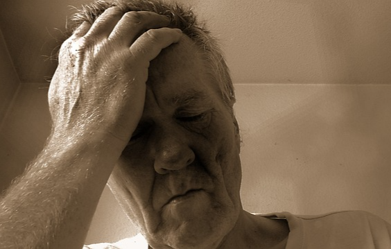 중장년층 눈 떨림 관련 사진