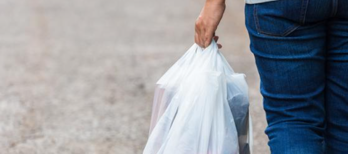 비닐봉지-물건을담아-들고가는-사람-뒷모습