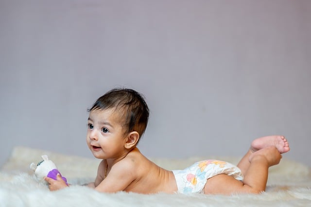 기저귀만 입고 엎드려 있는 아기 사진