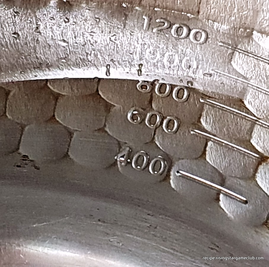 오이 소박이를 절일 소금물에 들어갈 물 양을 계량하는 사진