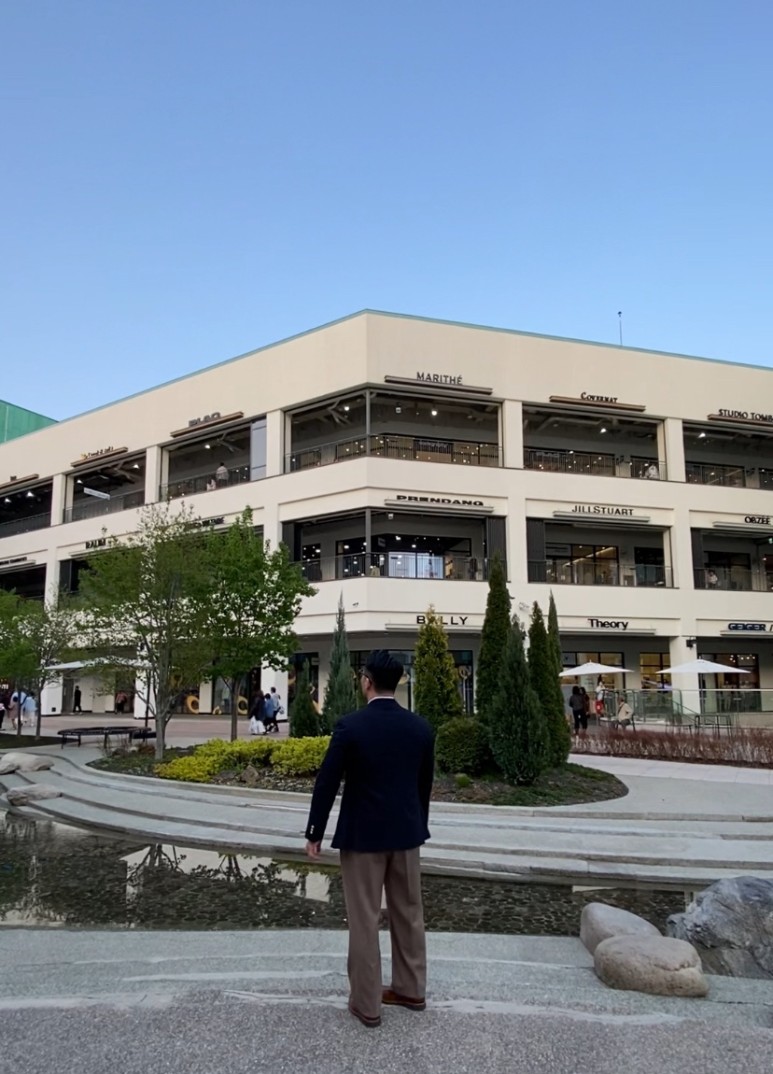 데일리룩(2024. 4. 7.)구제 금장네이비 블레이저, 남자 기본 셔츠, 사선 스트라이프 넥타이, 무신사 무신사스탠다드 쓰리턱 세미 벌룬 슬랙스, 스테파노로시 로퍼, 남자프레피룩