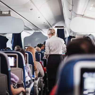 비행기 내부 승무원