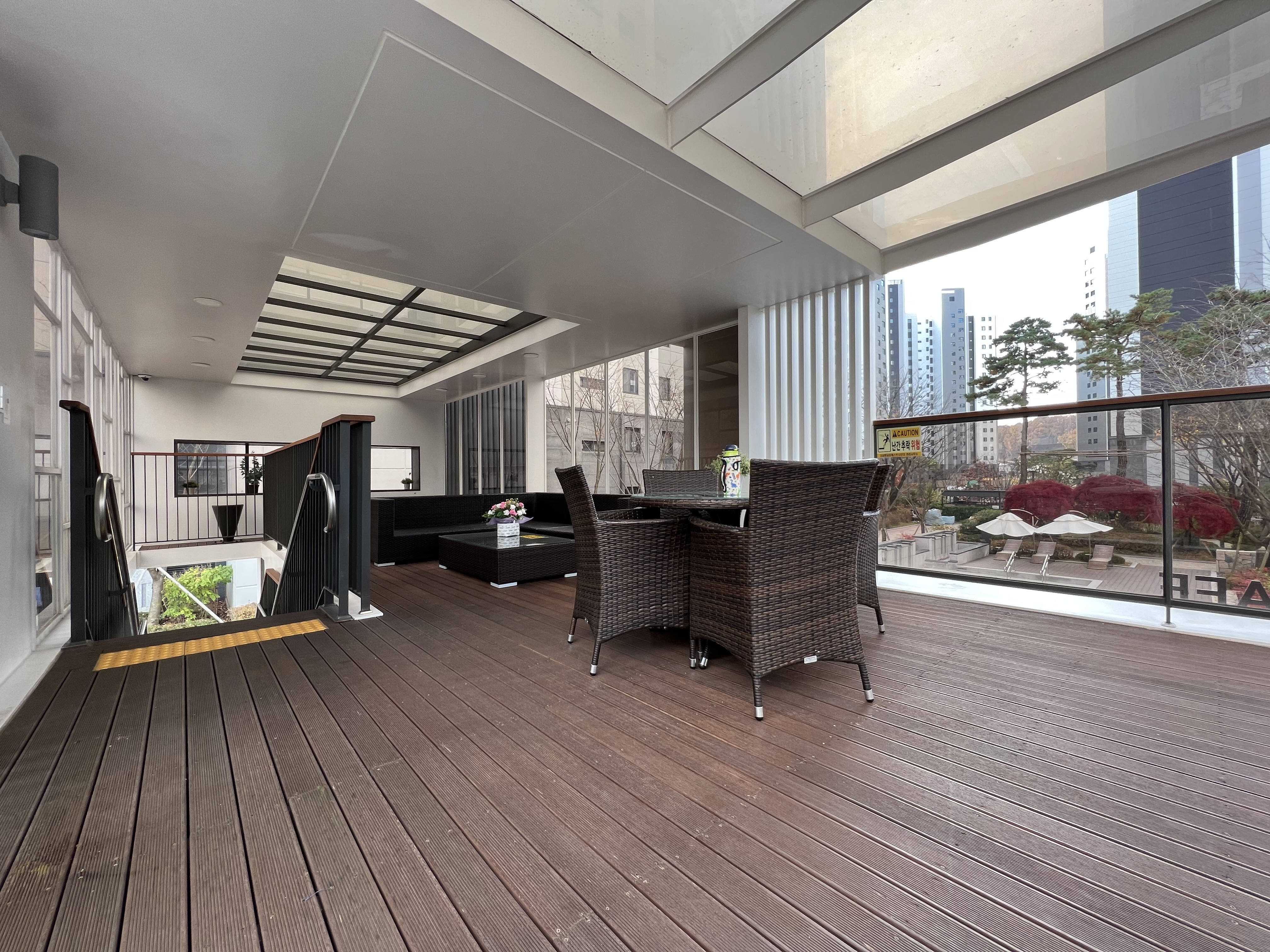 북 카페 2층과 수영장 전망