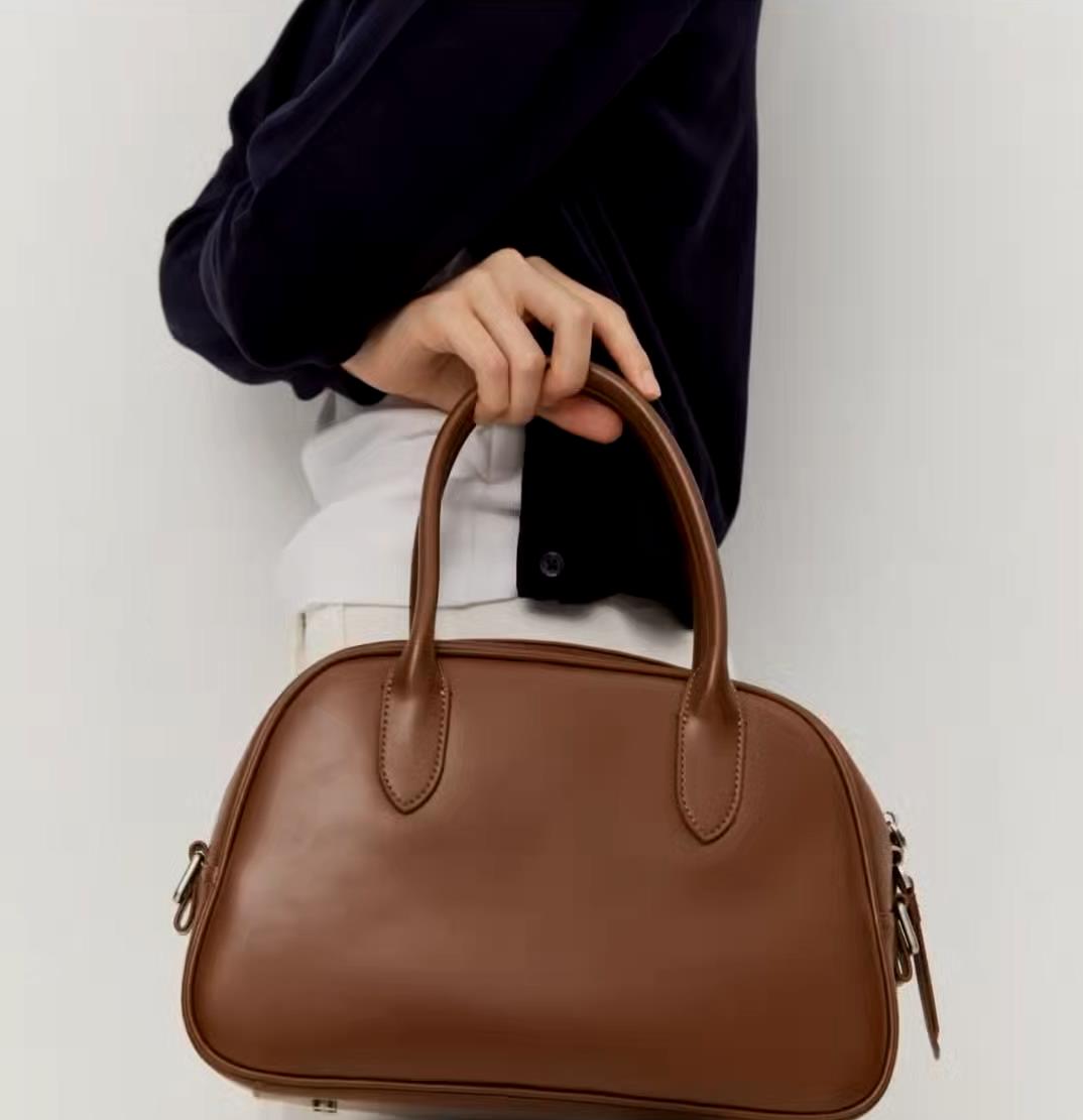 벨린느의 군더더기 없는 미니멀한 디자인의 숄더백 또는 크로스백