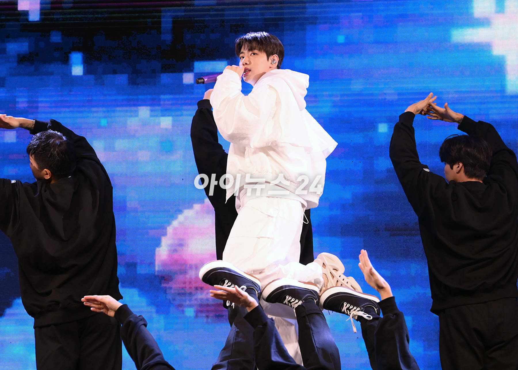 가수 재찬이 6일 오후 서울 광진구 예스24라이브홀에서 열린 DKZ 재찬의 첫 번째 미니앨범 '제이씨팩토리(JCFACTORY)' 발매 쇼케이스에 참석하고 있다. [사진=정소희 기자]