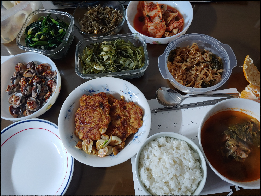 엄니표-진수성찬-비지부침-꼬막-미역줄기-등-