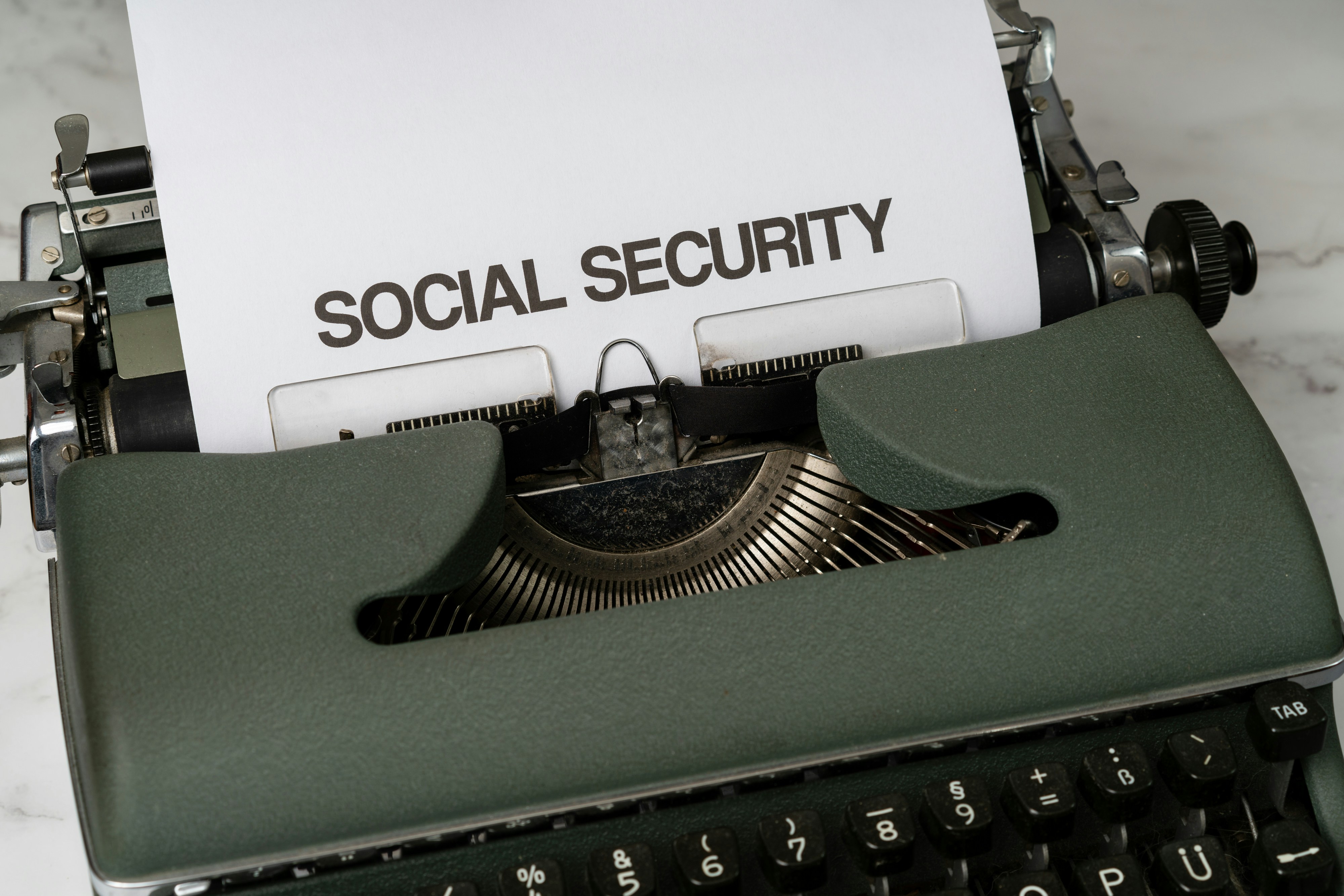 타자기에 social Security라고 써저였는 사진