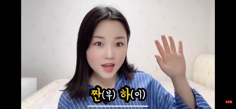 손바닥을보이는-긴머리여성의모습
