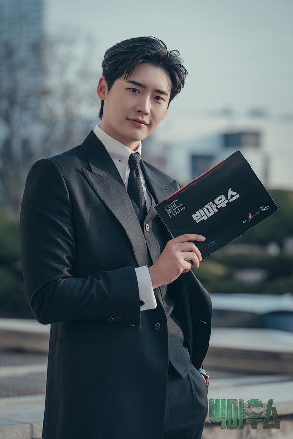 빅마우스 대본을 들고 서 있는 이종석의 촬영 현장 사진