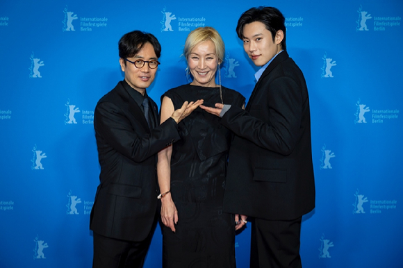 '파과'의 민규동 감독, 이혜영, 김성철이 제75회 베를린국제영화제에 참석해 포즈를 취하고 있다. [사진=© Richard Hübner / Berlinale 2025]