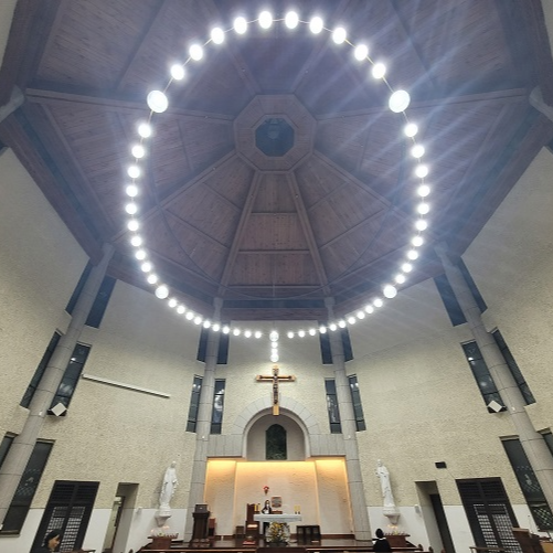 사진은 서울 아현동성당 성전 안에 있는 5단 묵주를 표현한 LED 등 장식입니다.