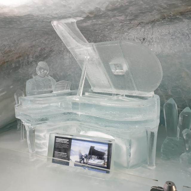 융프라우요흐 얼음궁전 - 세계적인 피아니스트 랑랑 얼음동상