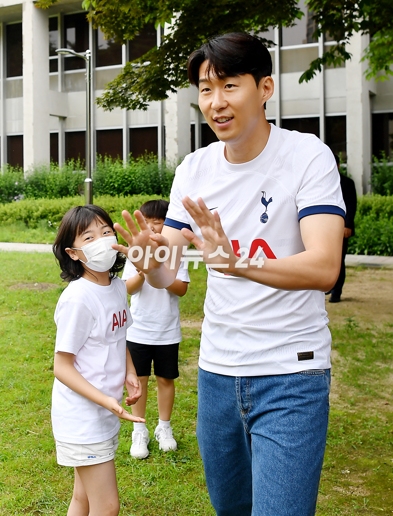 축구선수 손흥민이 4일 오후 서울 동대문구 글로벌지식협력단지에서 열린 AIA생명 소아암 어린이 돕는 사회공헌 캠페인에 참석해 어린이들과 공놀이 시간을 갖고 있다. [사진=곽영래 기자]