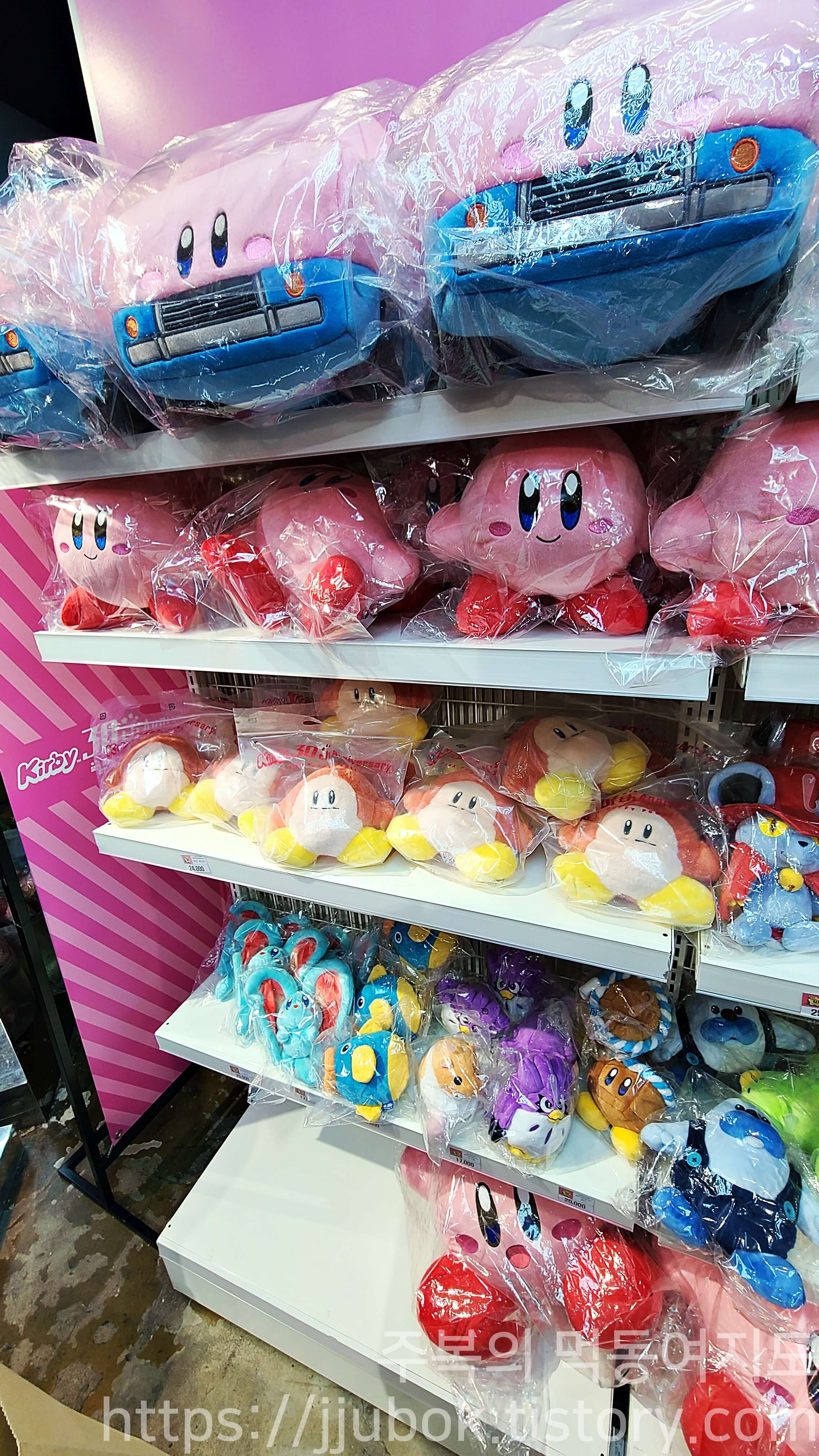 별의-커비-30주년-팝업-스토어-판매-굿즈-진열장