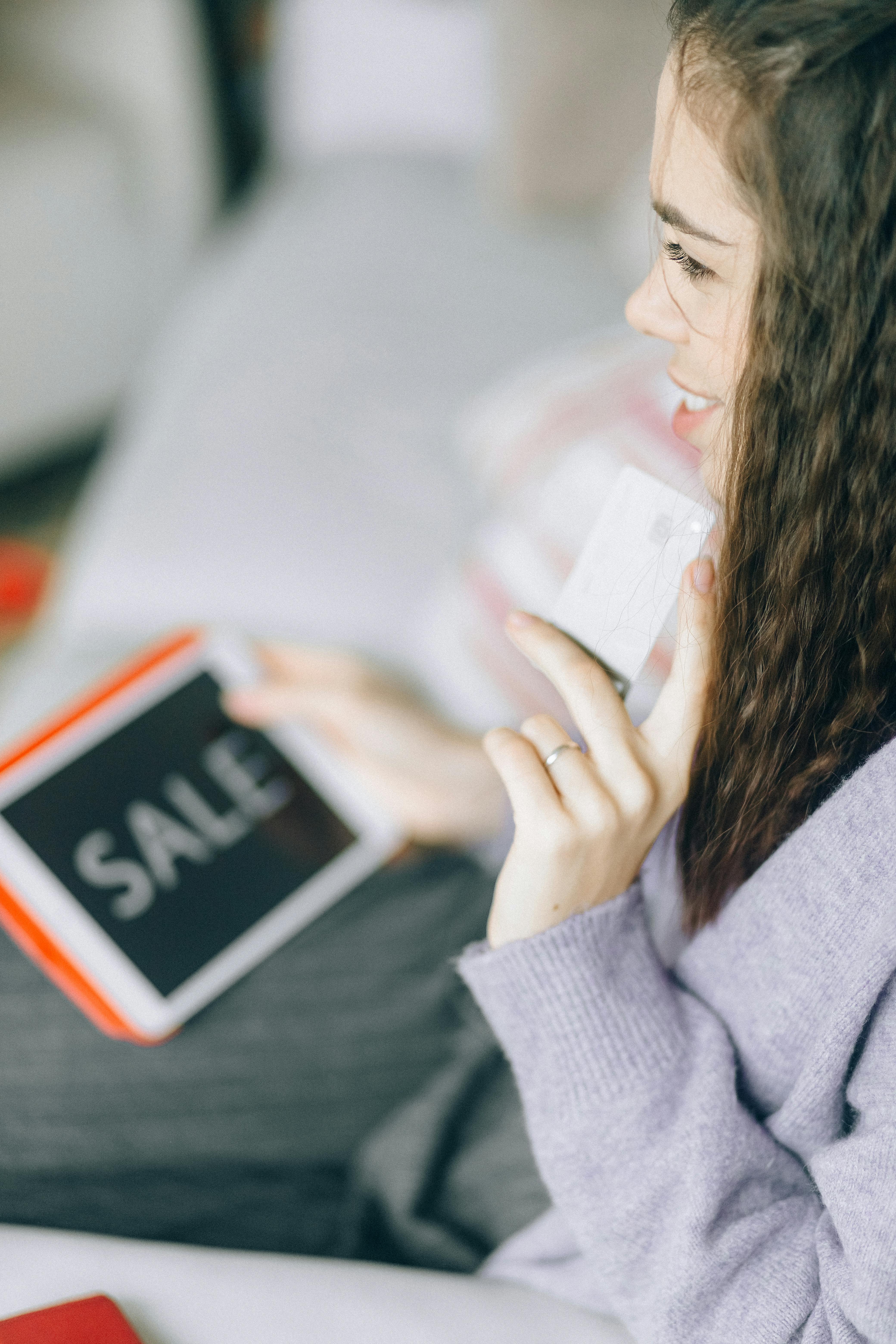 스마트폰으로 온라인 쇼핑 중인 장면