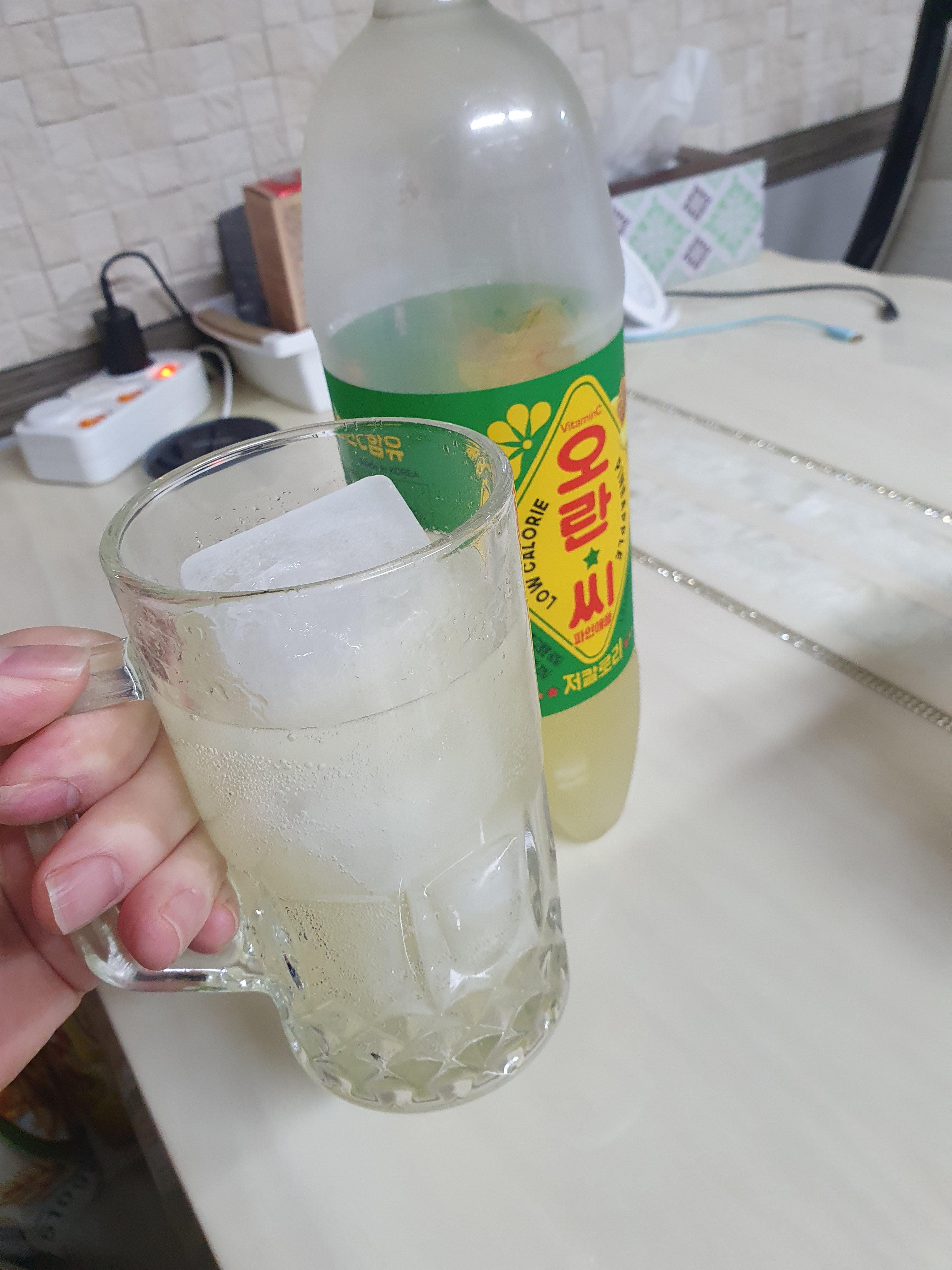 맥주 500잔에 얼음 가득 넣고 오란씨 가득 채워서 한잔! 캬