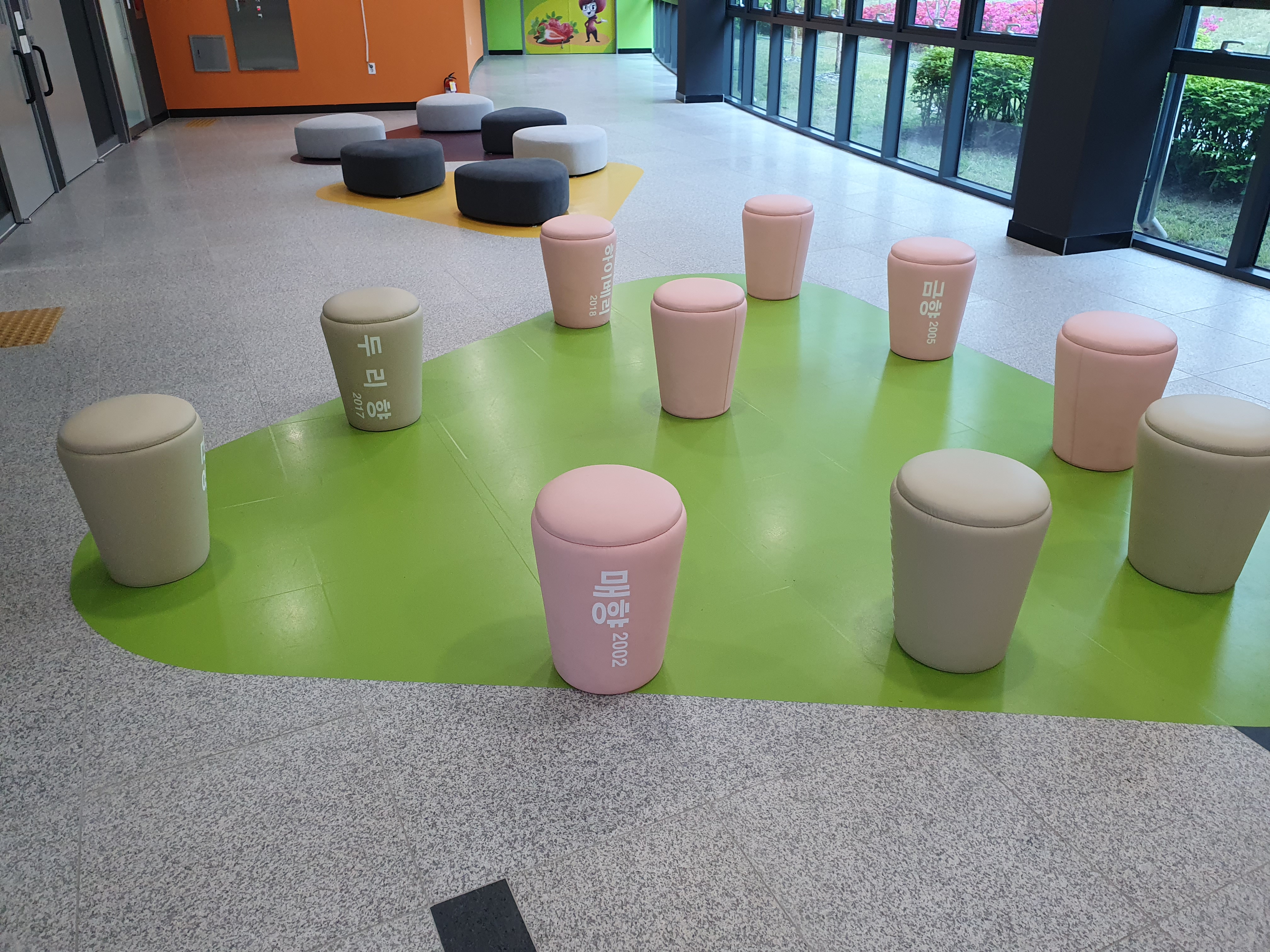 논산 딸기테마관 실내 딸기모양의 의자