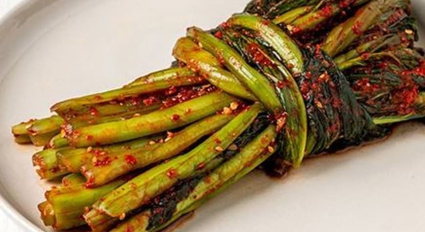 접시에 담겨 있는 갓김치