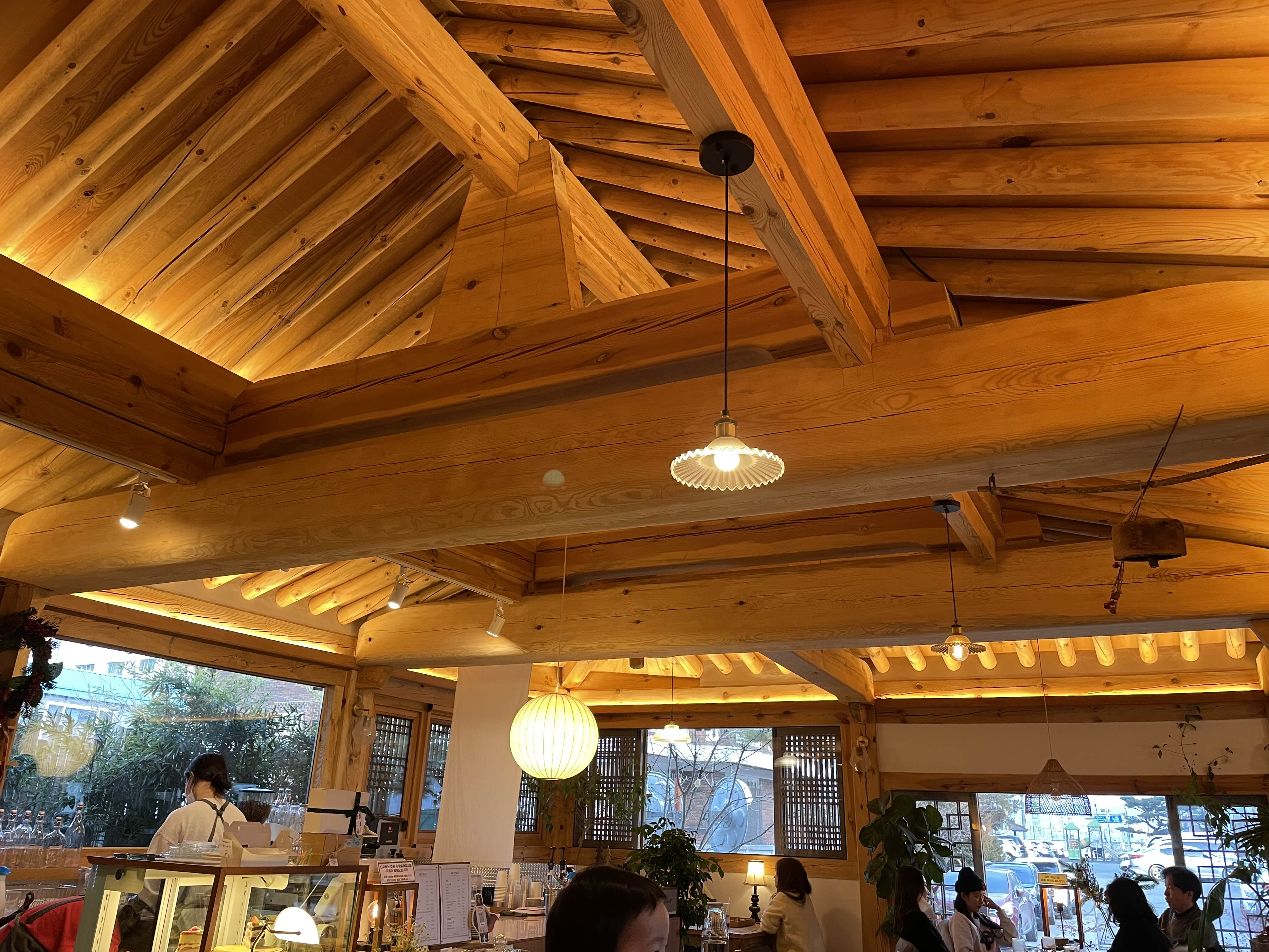 카페금성동_서까래