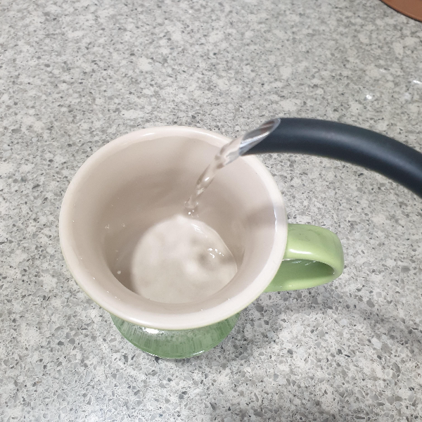 핸드 드립과 푸어 오버 물 붓는 방법_중간 물줄기