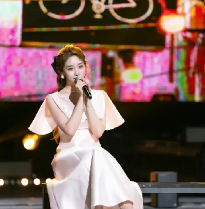 티아라-지연-노래부르는-사진