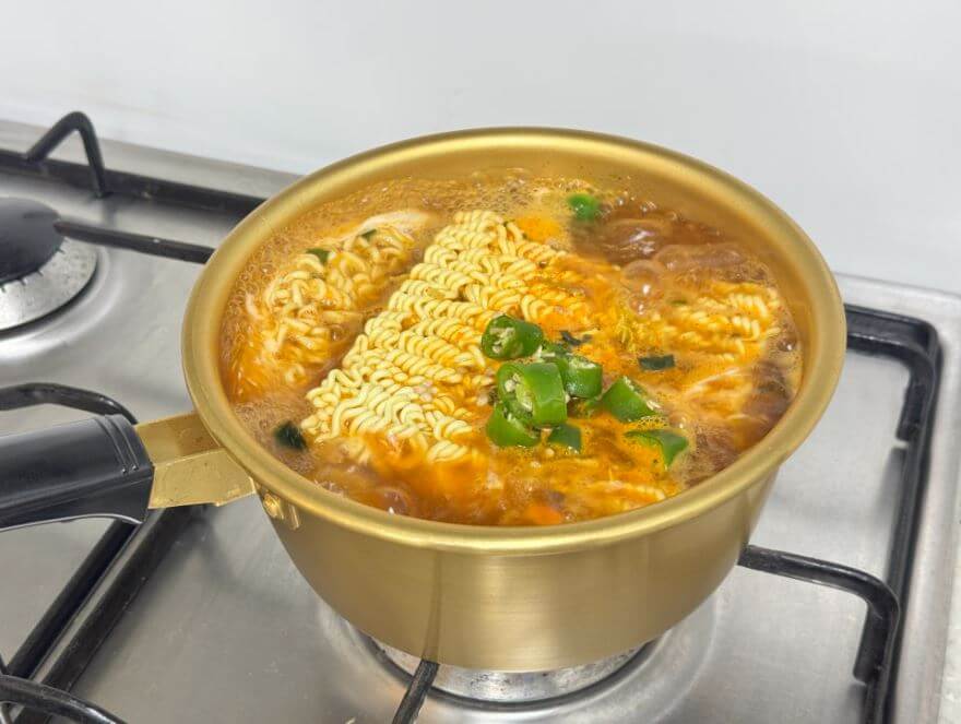 인스턴트 음식인 라면