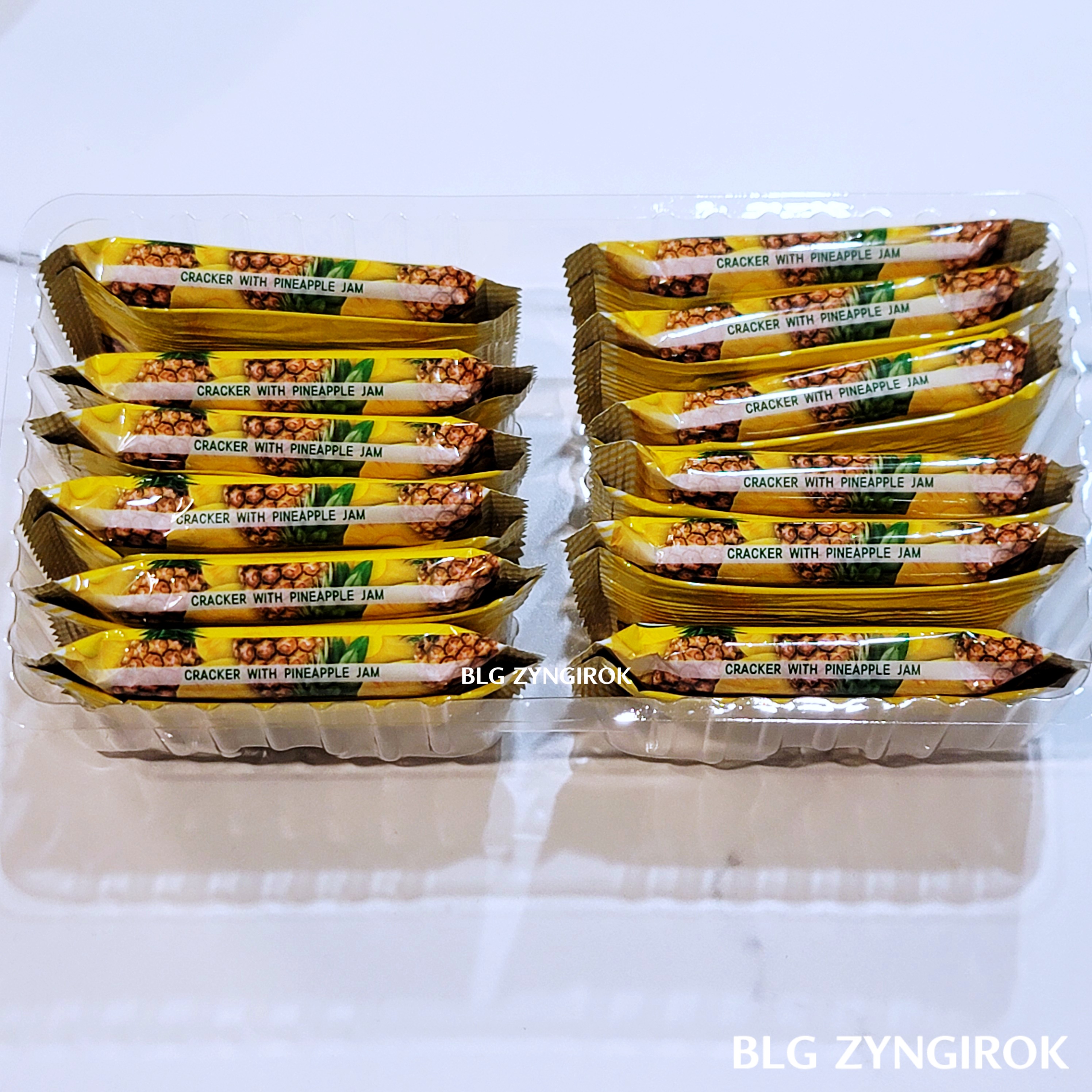 파인애플 잼 크래커 12개가 들어있는 모습이다.