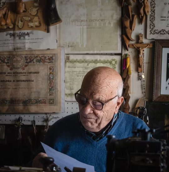 기초연금 모의계산을 하고 있는 노인1