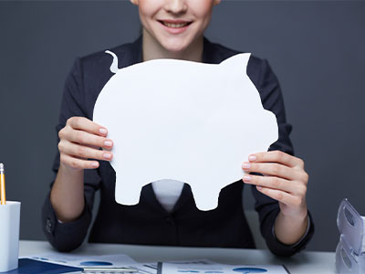 종이 돼지저금통을 들고 있는 여성&amp;#44; 세금 환급의 의미를 상징적으로 표현