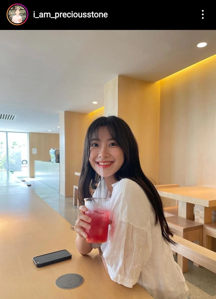 신인 배우 김민아 씨가 음료를 마시는 사진