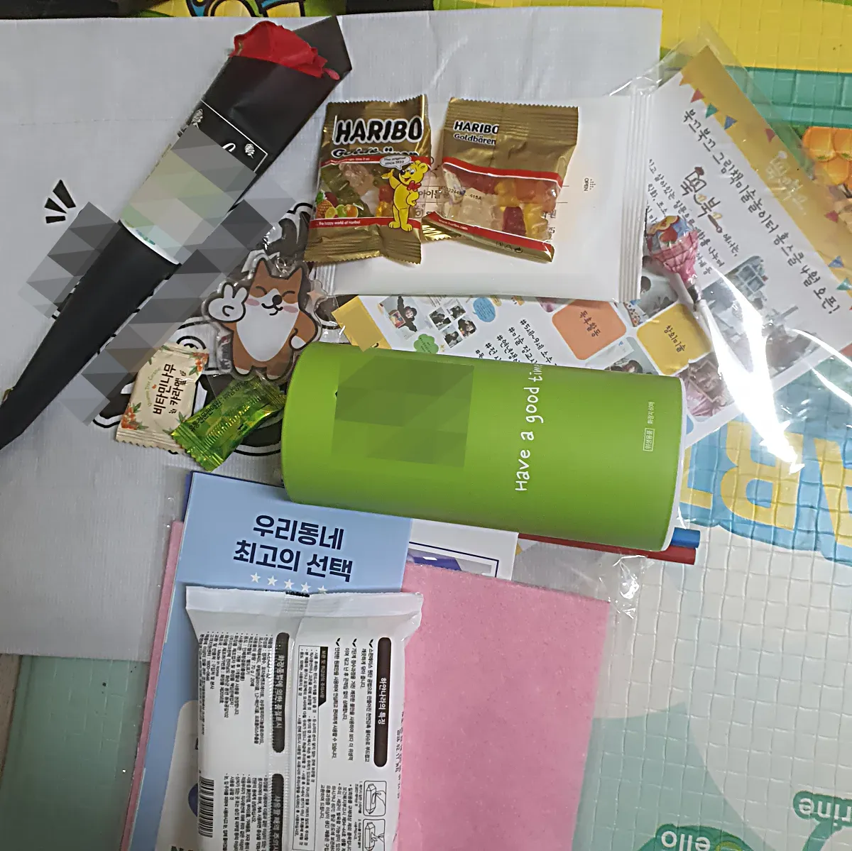 학원 홍보물과 작은 선물