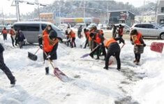 밀대와-삽을-들고-마을-주민들이-함께-눈을-치우는-장면