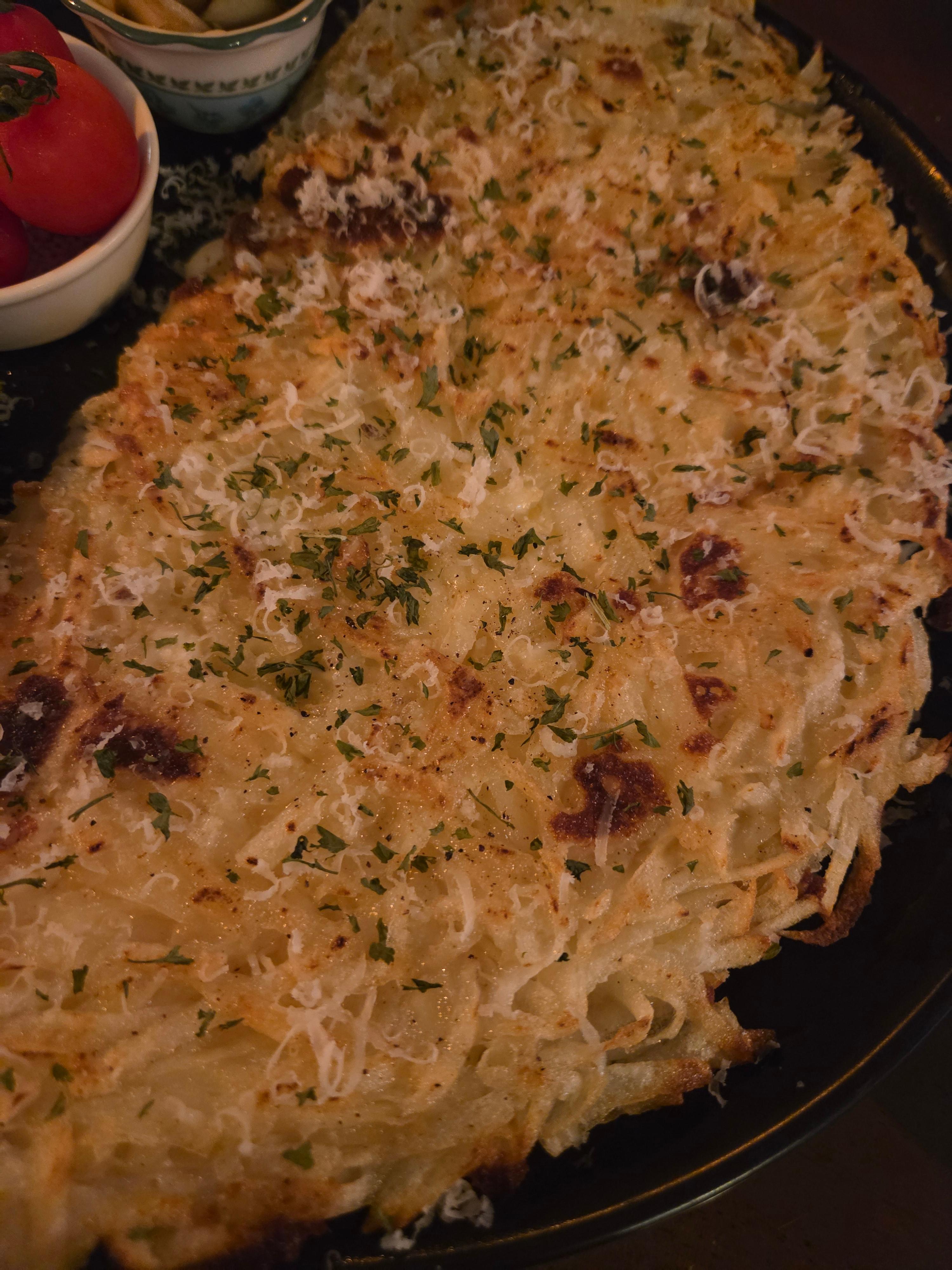 오가다 치즈감자채전 – 바삭한 감자채 위에 치즈 듬뿍, 트러플 마요와 양파절임 곁들임3