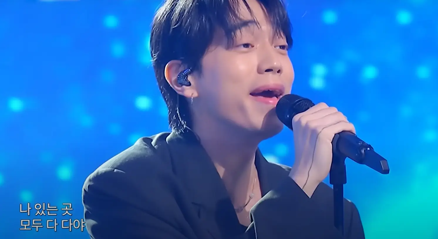 싱어게인3- 검은색 쟈켓에 스탠딩마이크를 오른손으로 잡고 노래하는 47호 상반신