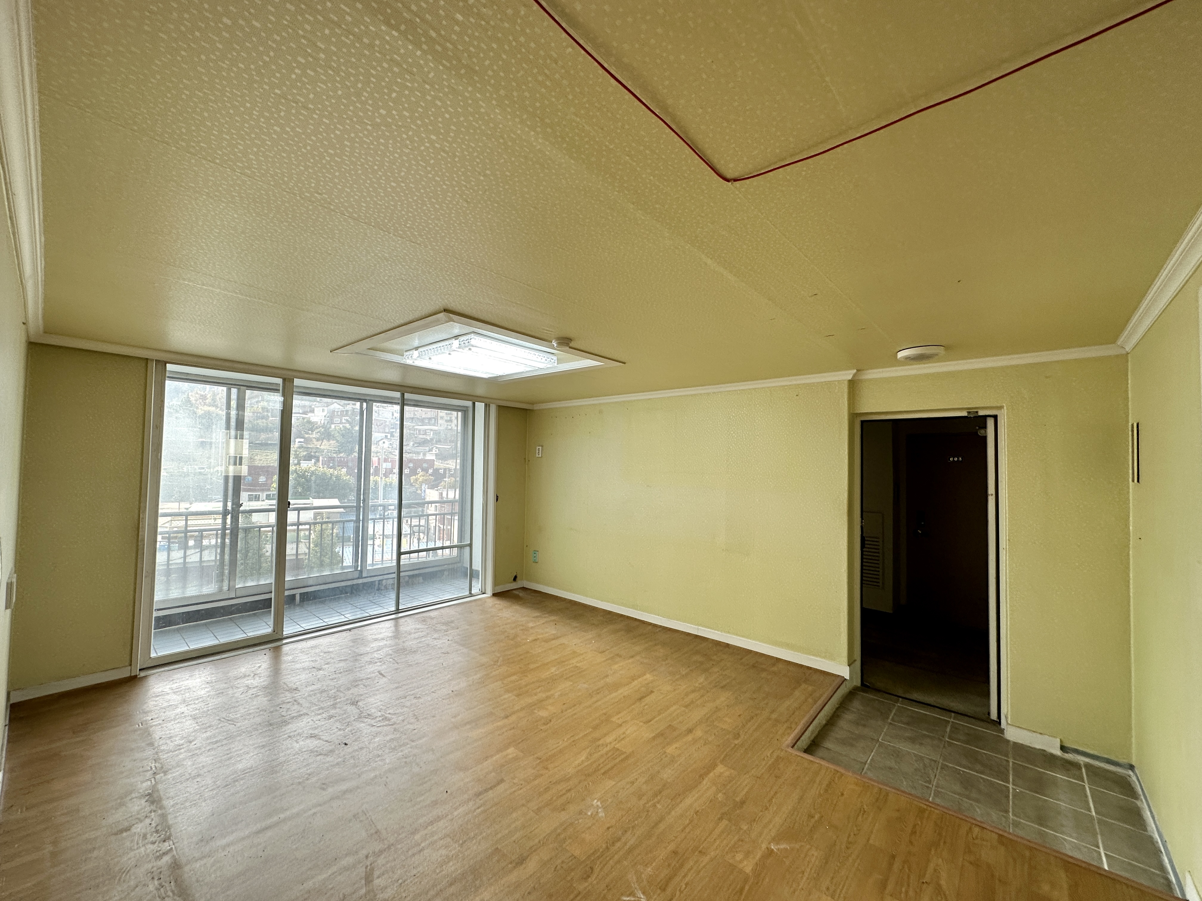 도화동 동아아파트 거실과 현관 그리고 신발장