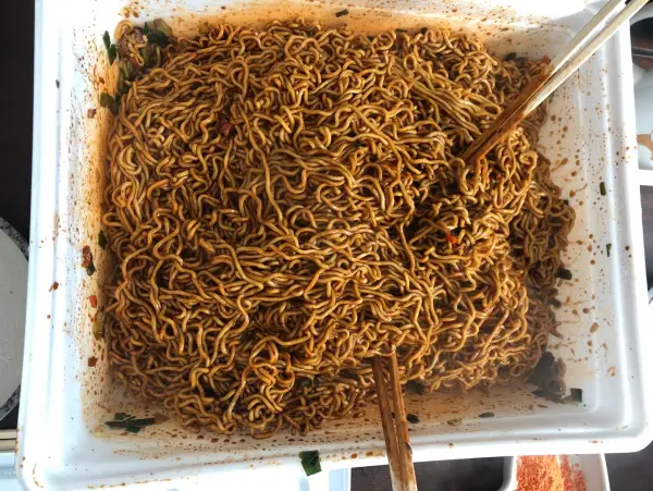 공간춘 쟁반짬짜면 비비는 모습