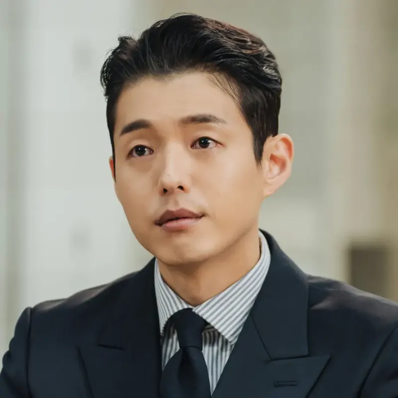 머리를 올리고 진한 남색 정장 자켓을 입고 있고 있는 이 연애는 불가항력의 권재경